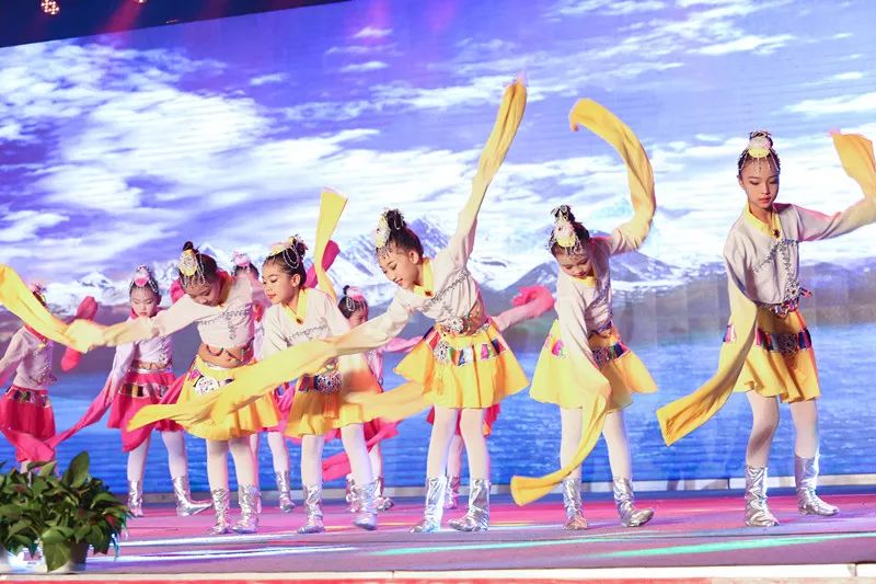 辉煌70载，娃娃送华章——我区举行喜迎建国七十周年消夏晚会