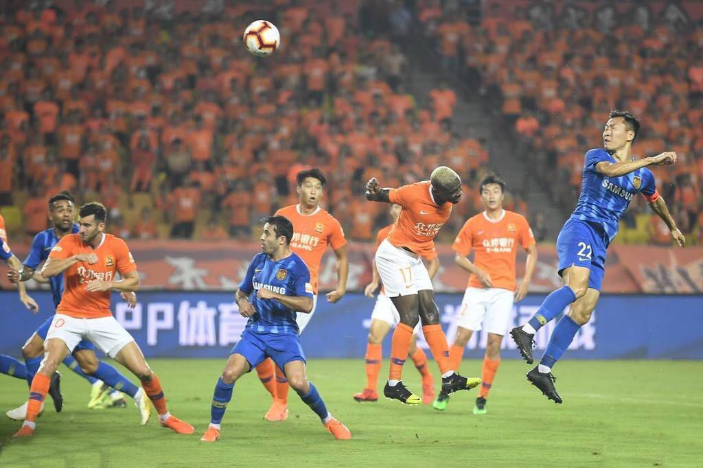 武汉球迷远征助威,武汉球迷的热情