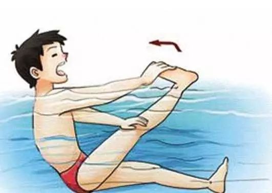 游泳时脚抽筋了怎么办,女人在游泳馆游泳脚抽筋