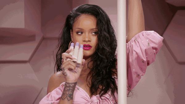 恭喜被乐坛“除名”的蕾哈娜，靠着“微商”喜提4亿