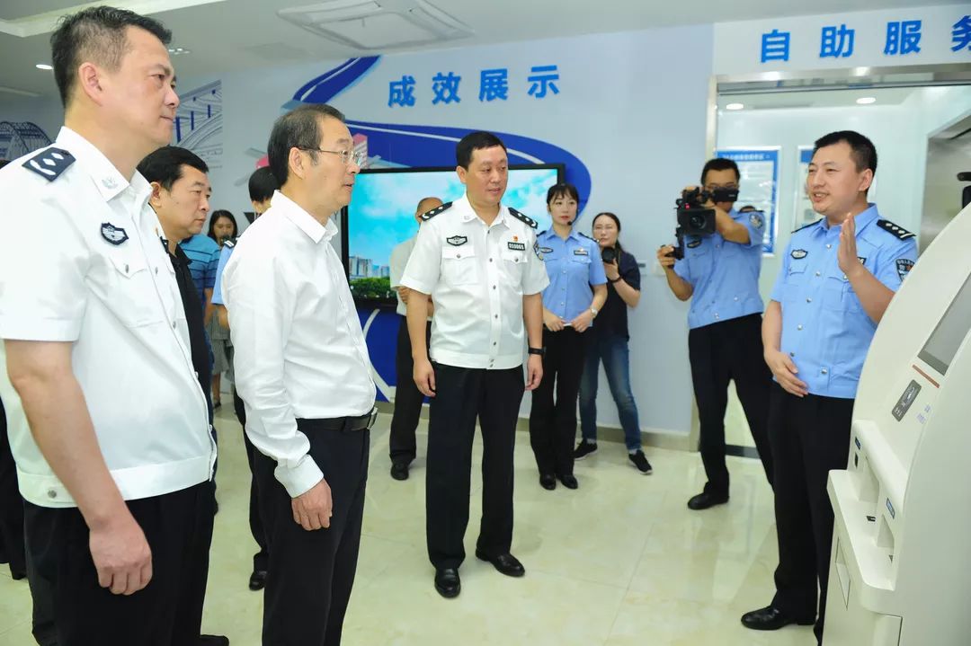 刘强到市公安局交巡警总队调研他关心了这些大数据高科技应用