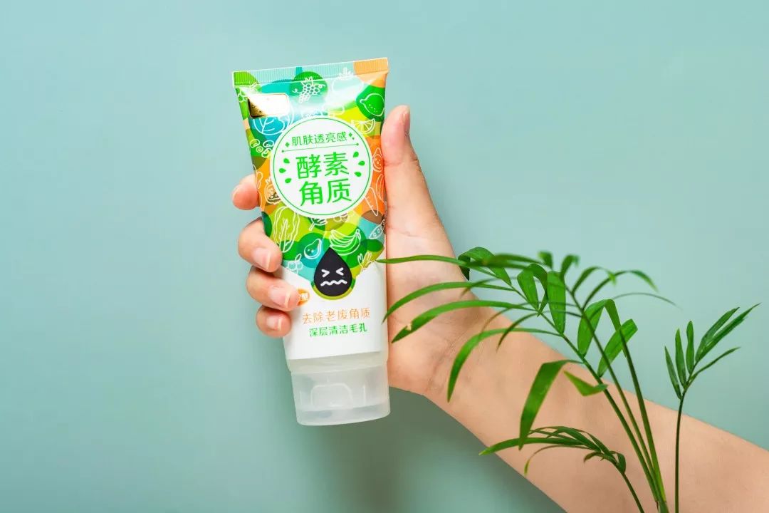 脸上搓出3斤泥！难怪又黄又暗又黑头！10秒给脸蛋“剥壳”，厉害