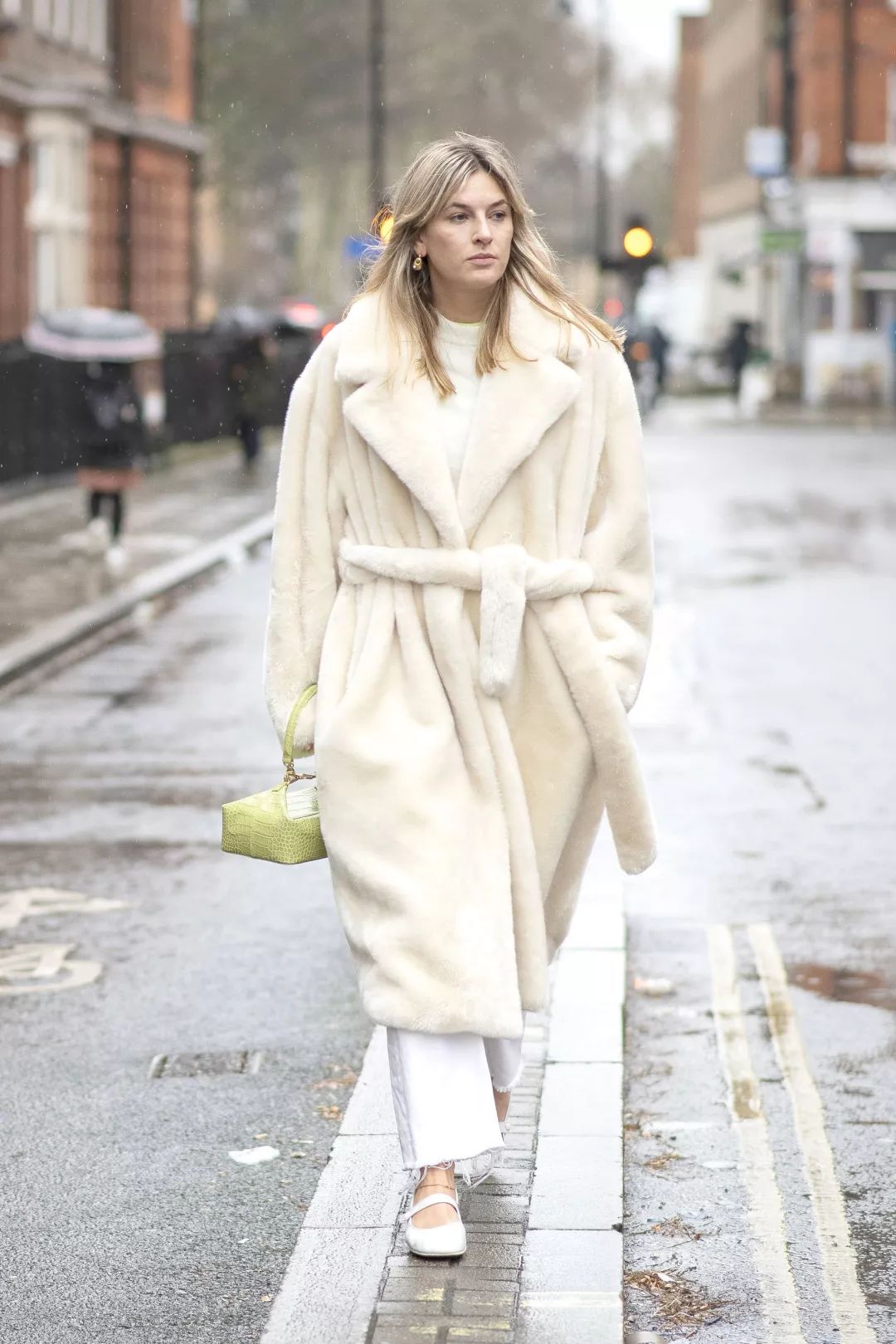 刘雯斜挎休闲包,今年流行的刘雯同款包