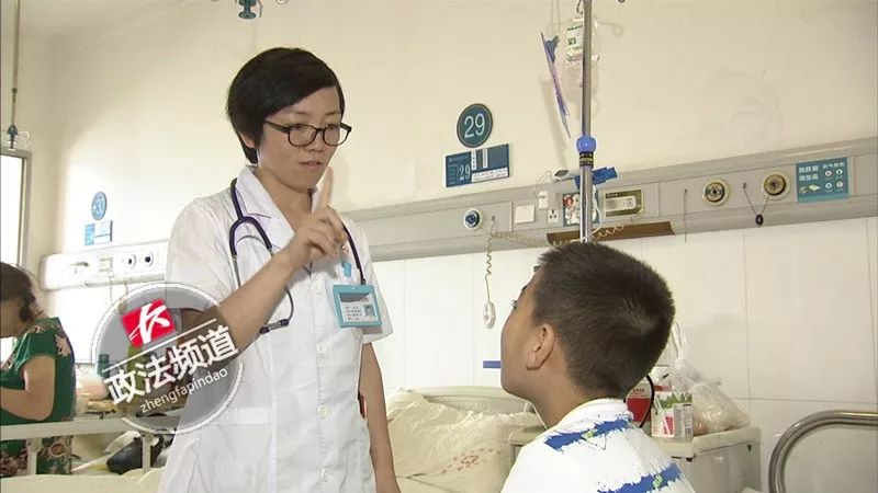 男孩体温计打破水银中毒,四岁男孩把水银体温计插在眼睛里