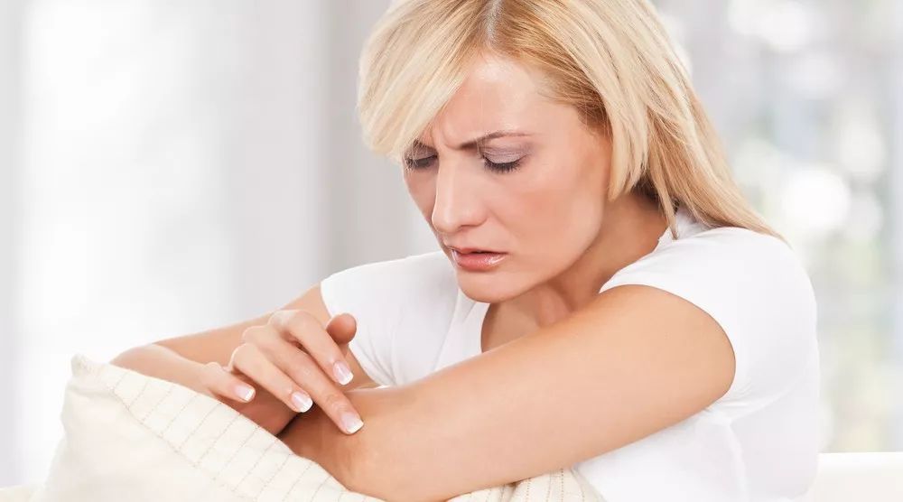 皮肤干燥起皮的救星,皮肤干燥起皮怎么办用什么护肤品