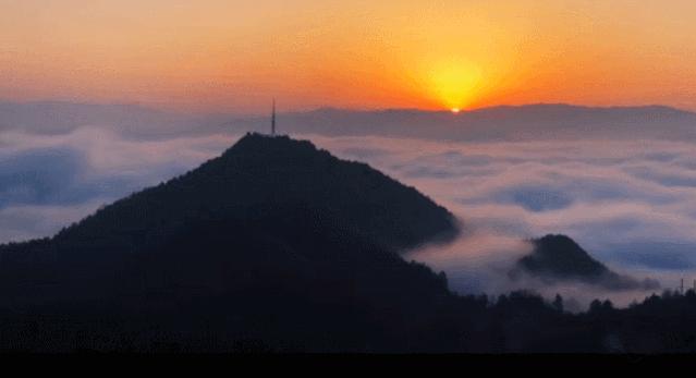 数千名登山爱好者齐聚,千名登山爱好者徒步山间