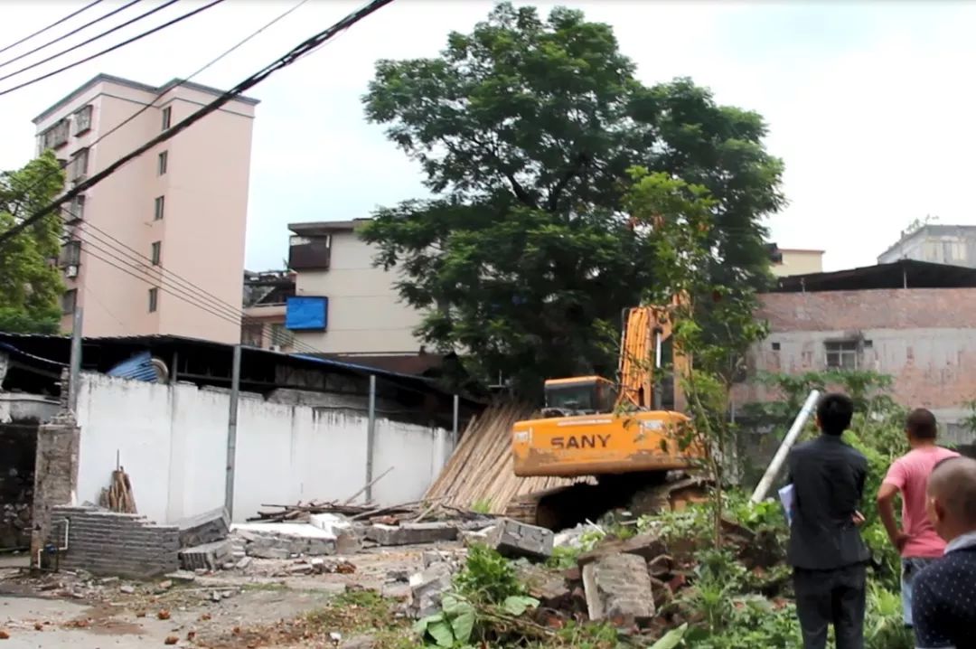 法院强拆违建报道,法院强制拆除违建房现场视频