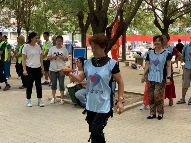 热闹过年绘画,社区组织的绘画活动