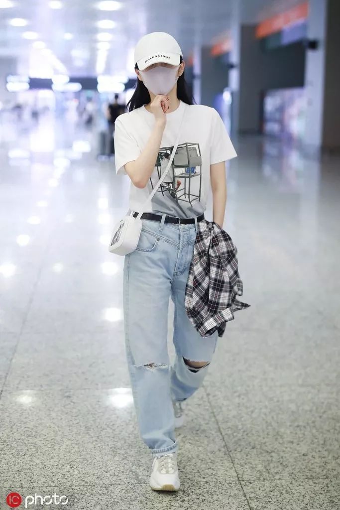 宋茜的衣服为什么这么高,宋茜一身醒目的白色套装