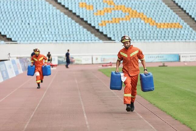 向火而行1,向火而行的消防员