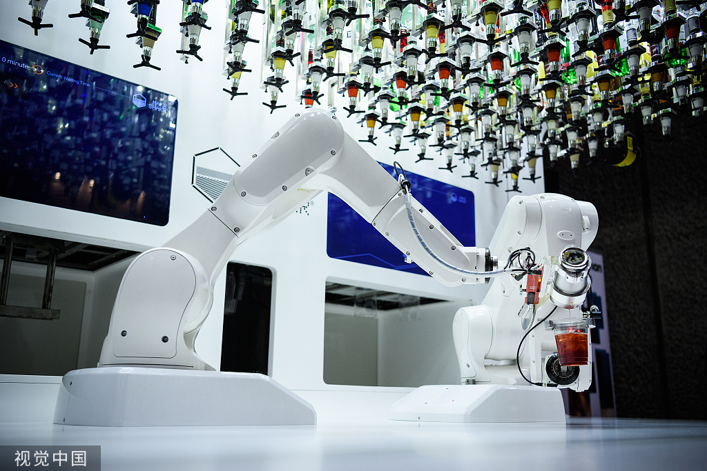 国外调酒机器人视频,顶级智能机器人调酒视频