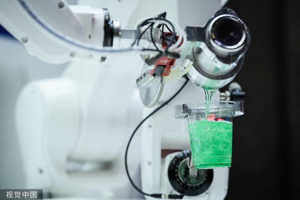 国外调酒机器人视频,顶级智能机器人调酒视频