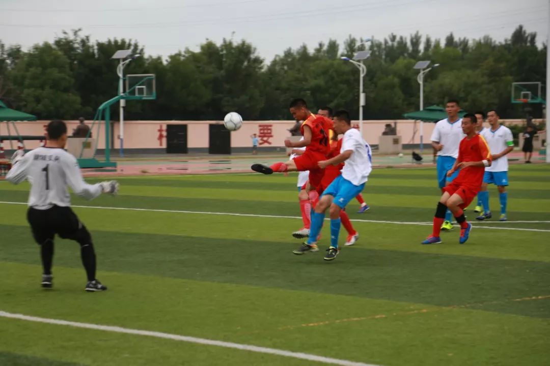 强军杯“卫士动力”业余足球比赛上演强强对决,*警武**聊城支队首先抢得出线主动权