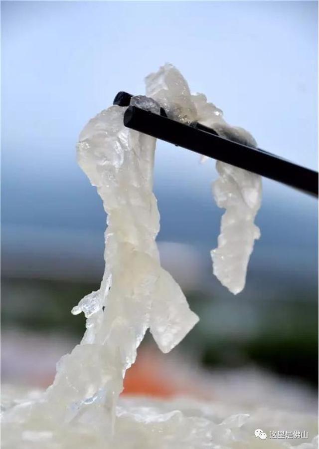 男子体内排出一条活虫,男子体内排出活虫只因爱吃一道菜