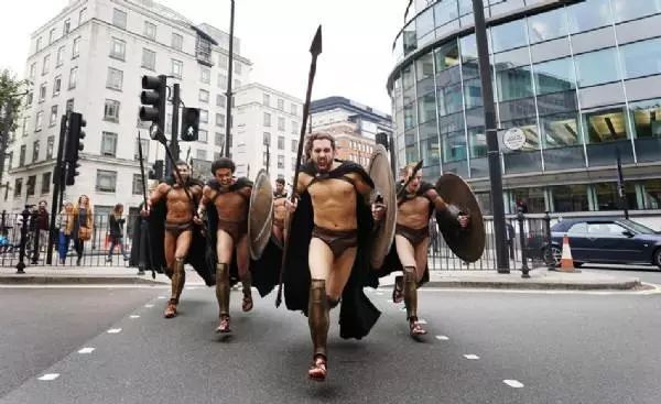 台湾变态黑发明把“水渠”造进衣服里！大水1秒排干，不湿身