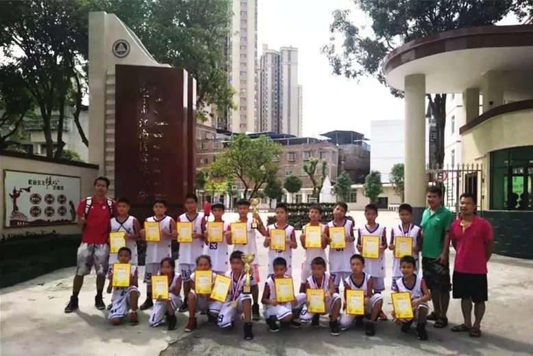 祝贺小学篮球赛荣获冠军,南宁市富德小学篮球比赛