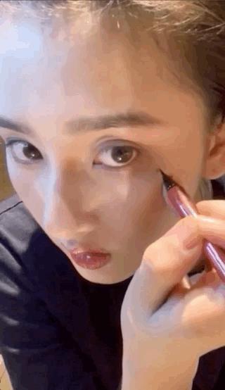 宋祖儿画猫眼妆,宋祖儿用口水画三角眼影