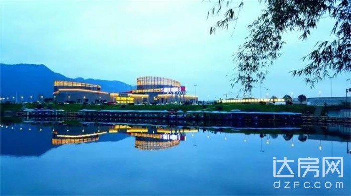 灞辨按鐩镐緷鐨勭函浣庡瘑浣忓尯,灞辨按鐩镐緷鍥灄鏅