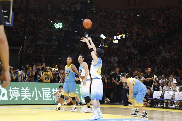 周杰伦林书豪合拍,周杰伦林书豪友谊赛昆凌现身