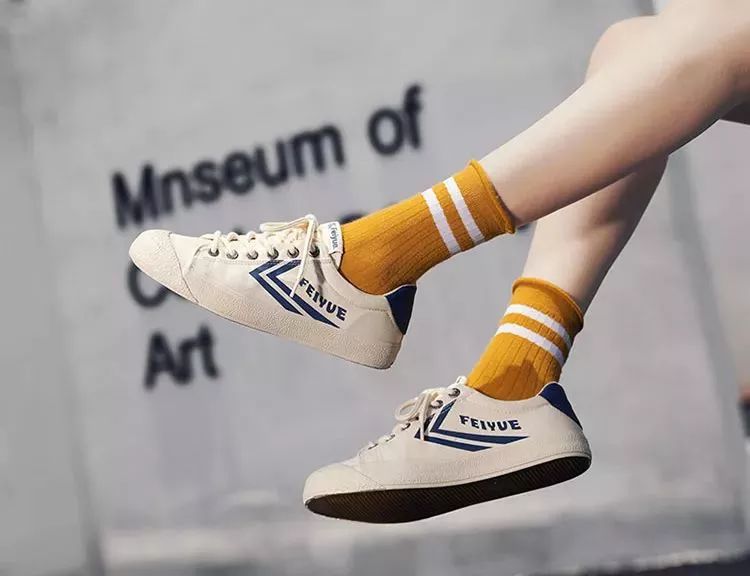 中国60年前造了双小白鞋，法国人一夜“偷走”赚翻了！今天它潮回来了