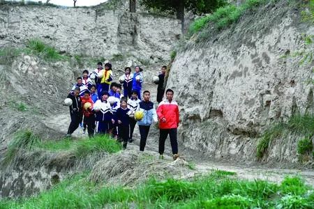 山里娃的梦,山里女娃的足球梦