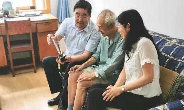 不忘初心牢记使命慰问老干部,不忘初心牢记使命看望老红军