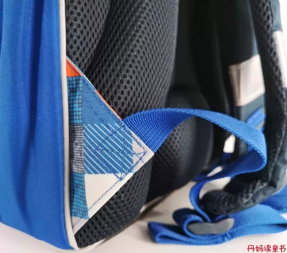 背书包驼背怎么纠正,小孩背书包导致驼背怎么矫正