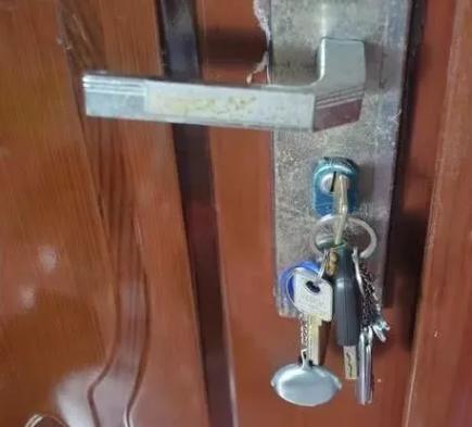 晚上睡觉前记得在门把手挂条毛巾,钥匙插在门上忘了拔有什么后果