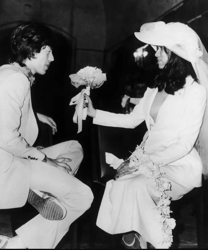 比起穿黑婚纱结婚，她们还可以更酷