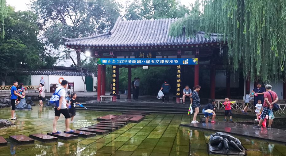 五龙潭泼水节全景图,济南五龙潭第八届泼水节