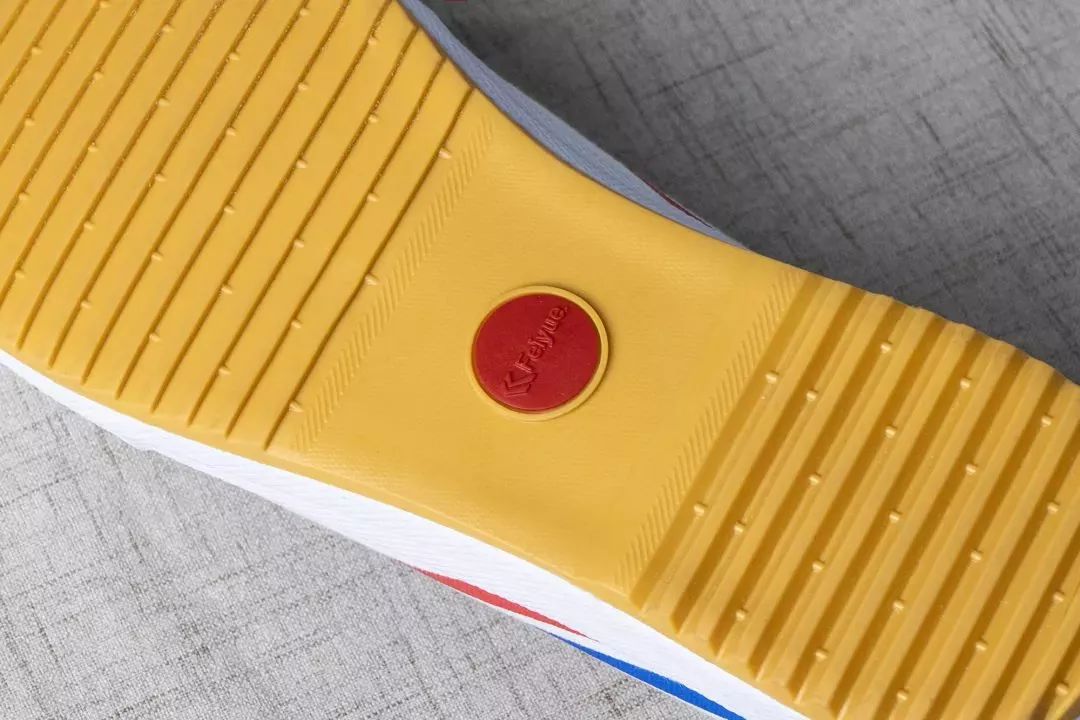 中国60年前造了双小白鞋，法国人一夜“偷走”赚翻了！今天它潮回来了