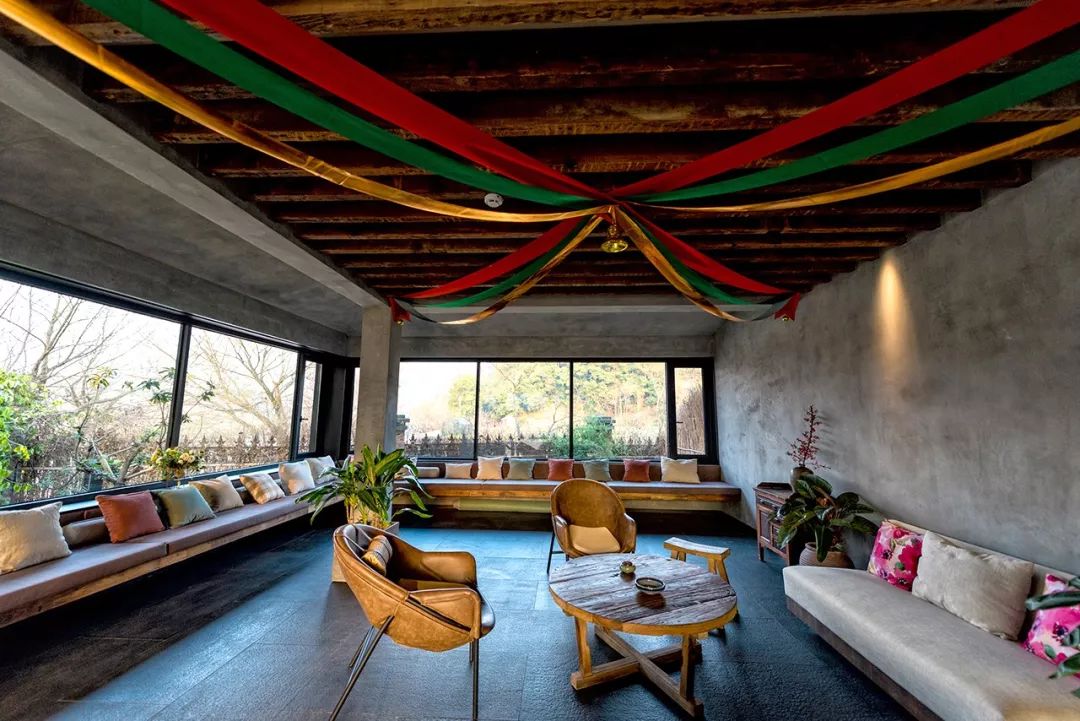 谁说江南无金秋？这座高铁直达的小县城靠一间仙气民宿，就撩到了无数隐居客