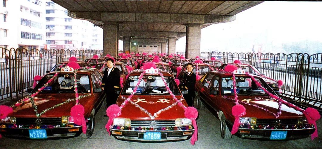 上海七十年代公共交通汽车,壮丽70年奋斗新时代的上海