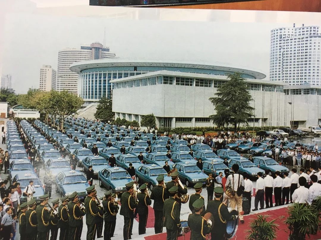 上海七十年代公共交通汽车,壮丽70年奋斗新时代的上海