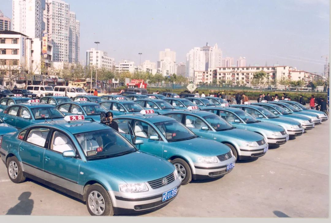 上海七十年代公共交通汽车,壮丽70年奋斗新时代的上海