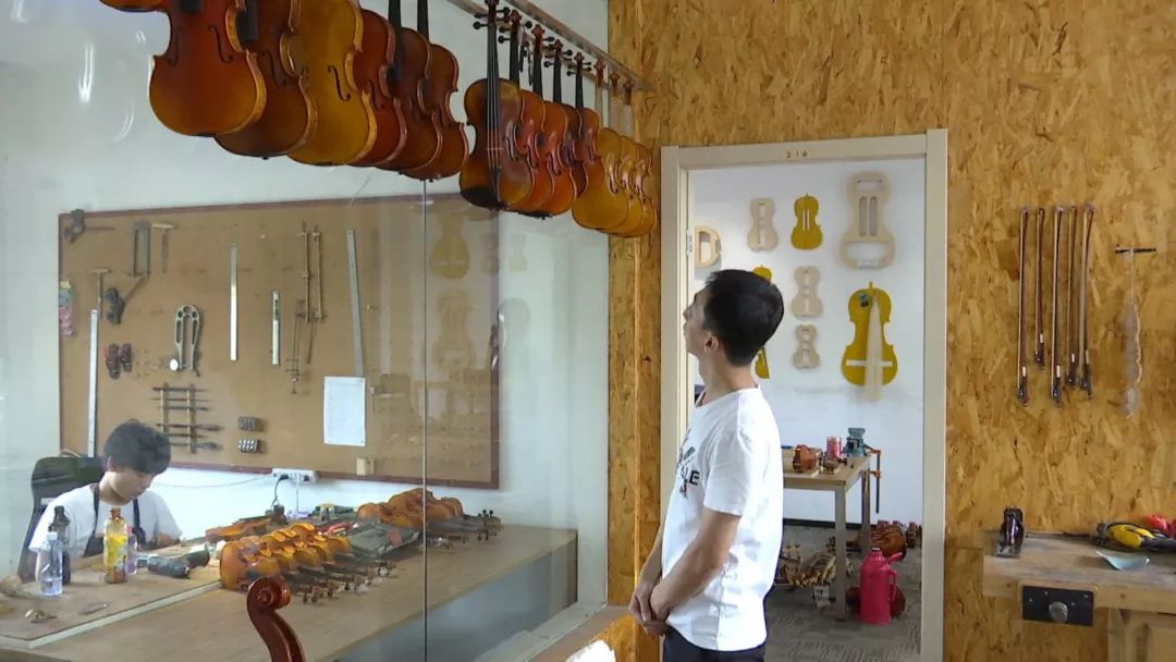 海门有个能人,正修复一把近300年的德国大提琴