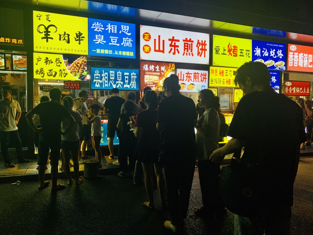 夜太美，尽管再催肥，总有人围着小摊排着队