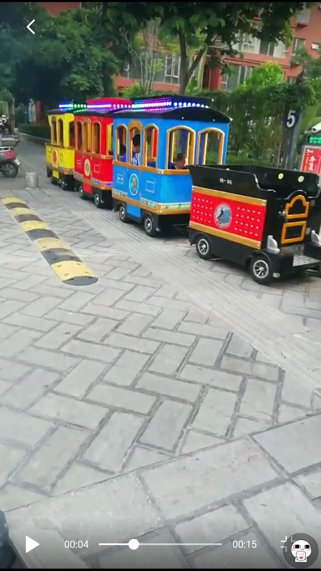 火车开在人行道？大井这里有跟管子要断了！万联茗景、银河小区不动产证等6个答复来了…