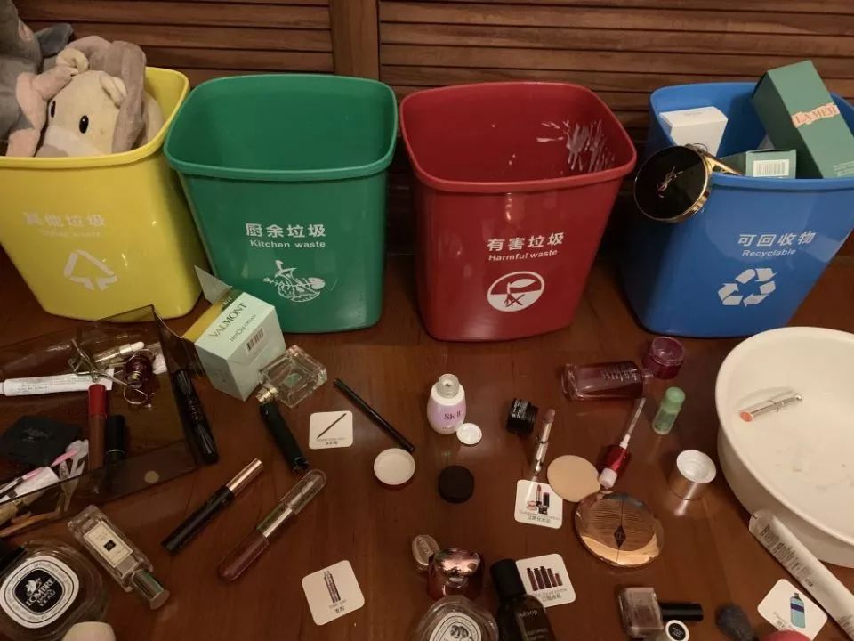 熊孩子垃圾分类妈妈崩溃了,熊孩子在家垃圾分类