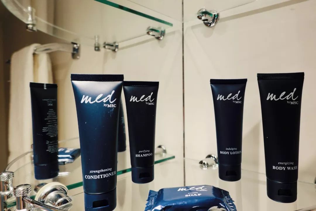 镶嵌47400颗水晶的楼梯花2千万登上这艘船的20万人都来打卡拍照