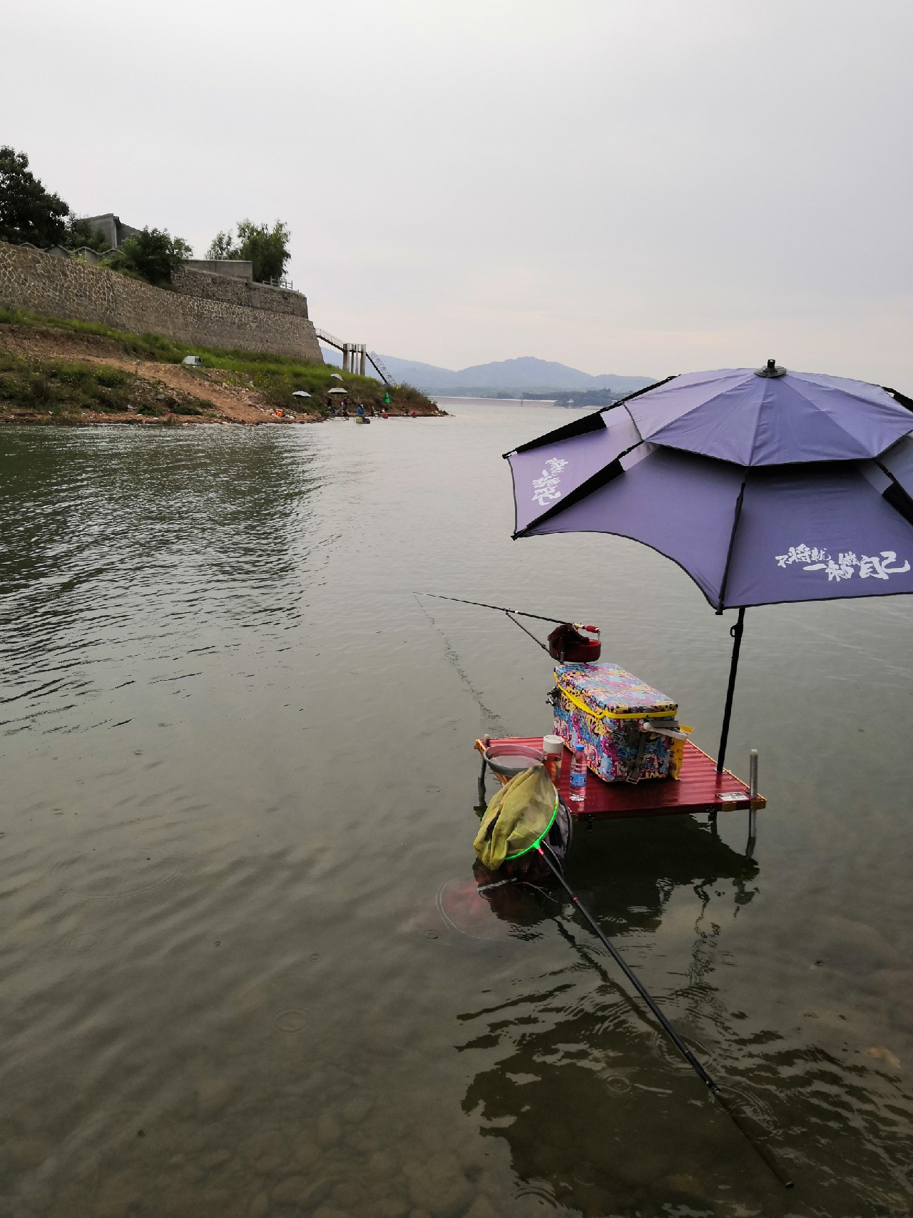 手里的竿水里的鱼,还有捡垃圾的真钓鱼人
