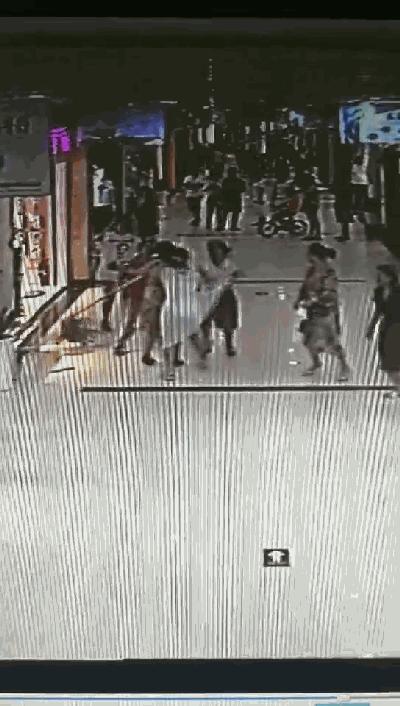 八名女子被打群架,女子打群架被交警查