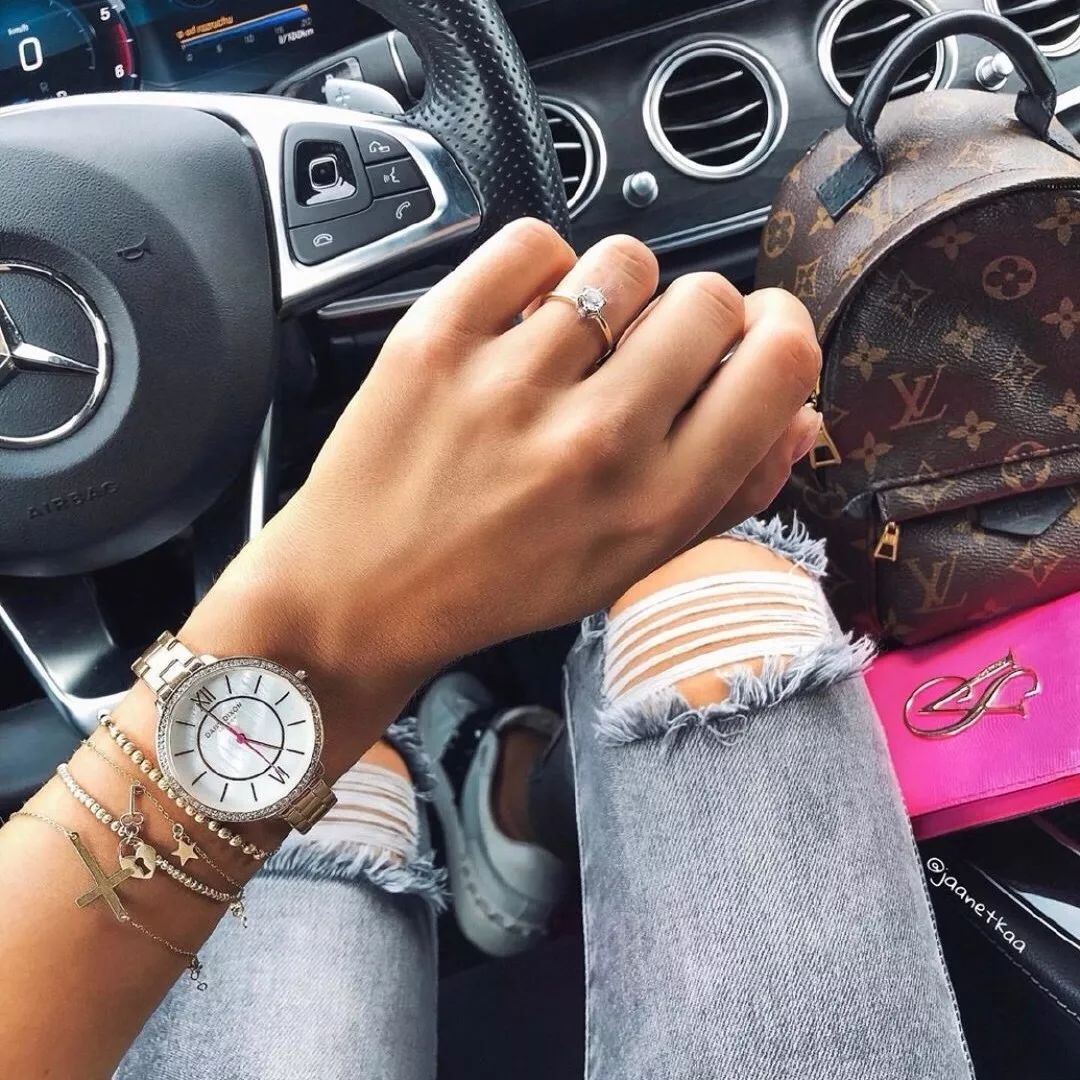 那个钓你上钩开户、交易、做亏损的“美女头”*子骗**,是这样炼成的……|愉见周末