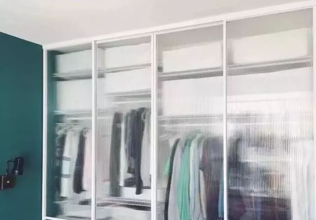 适合年轻人的衣柜玻璃门,最新流行的衣柜极简玻璃门