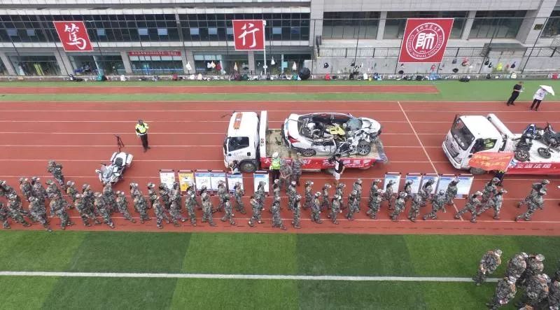 交通事故车进校园“还原”事故现场——特殊的大学第一课