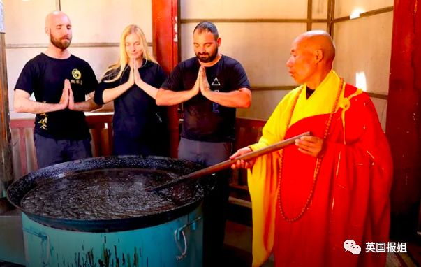 外国人在少林寺的日常训练,三个外国人来中国少林寺学武