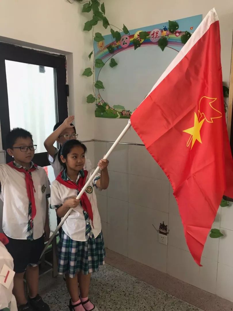 凌空展翅做雄鹰，少年壮志争先锋——阜师附小新兴路校区“光荣少先队员、争当新时代小先锋”主题队会活动纪实