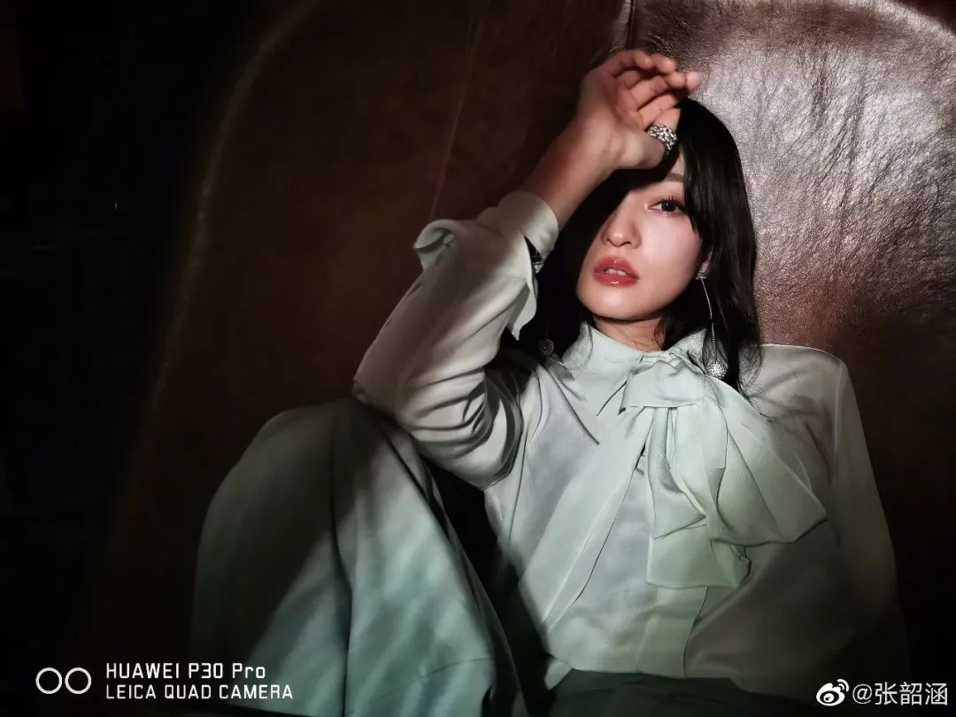 “过气”十年，凭什么她发个问号也能上热搜？