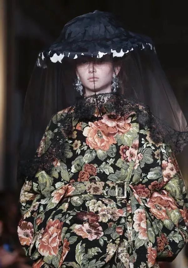 丝绸吊带长裙巴黎时装周,simonerocha泡泡裙