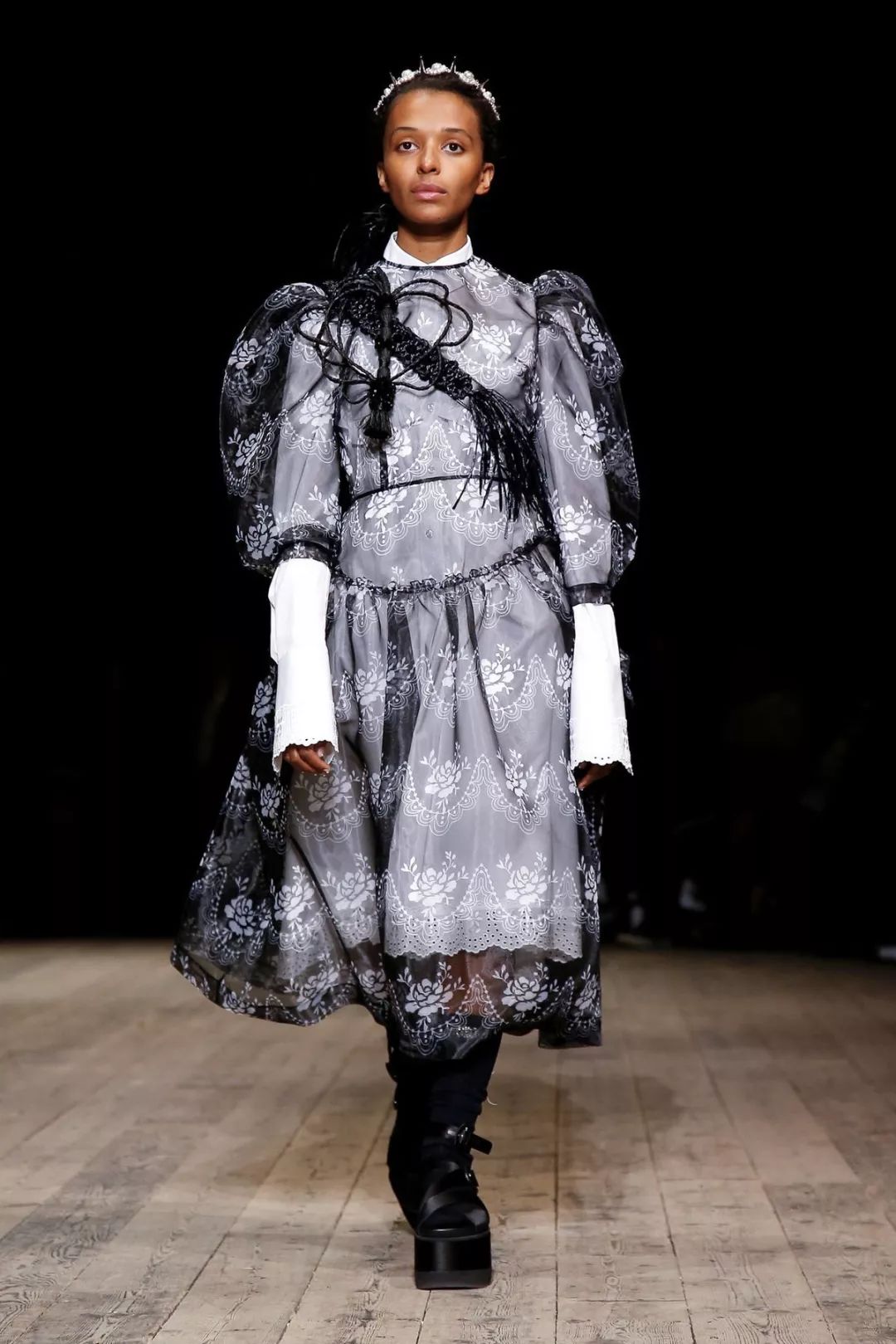 丝绸吊带长裙巴黎时装周,simonerocha泡泡裙